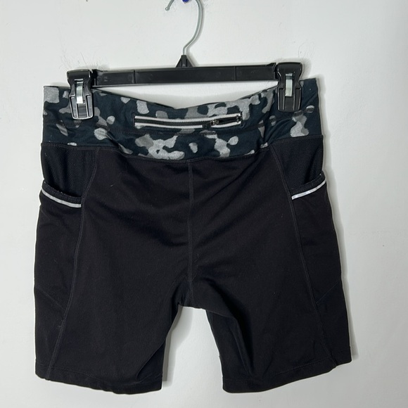 Athleta Be Free Leopard Print Bike Shorts - Picture 4 of 6
